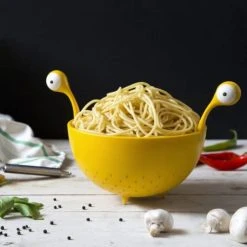 Pa Design Passoire Jaune à Spaghetti Monstre 12 Pa Design Passoire Jaune à Spaghetti Monstre -Maisons Du Monde Boutique passoire jaune a spaghetti monstre 4